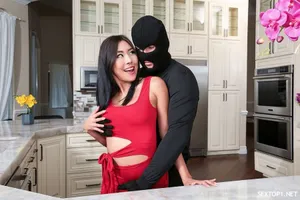 Chị gái bị kẹt, em trai nhanh trí đút cặc vào lồn