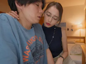 Trẻ trung và khỏe mạnh, một người đàn ông đánh nhau với hai cô gái, góc quay rất chuyên nghiệp