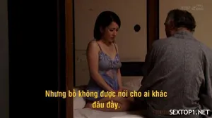 Nữ nhân viên đã quan hệ bằng miệng với ông chủ da đen và sau đó quan hệ tình dục với ông ta. Thật là dữ dội.